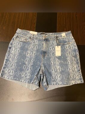 Judy Blue NWT Bleach Blue Snakeskin Laser Printed Mid Rise Shorts Plus 3XL 20W